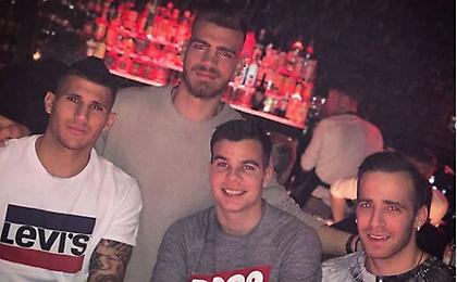 Το έριξε έξω το ελληνικό παρεάκι του Βελγίου (pic)