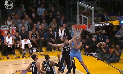 Φοβερό κάρφωμα από Ζούμπατς στο Top 10 (video)