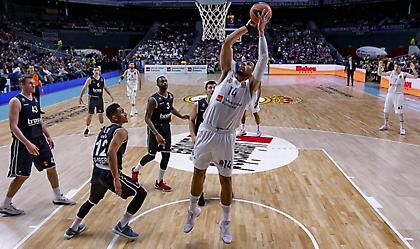 Υβριστικό σύνθημα των οπαδών της Ρεάλ κατά του Ολυμπιακού στα ελληνικά! (video)