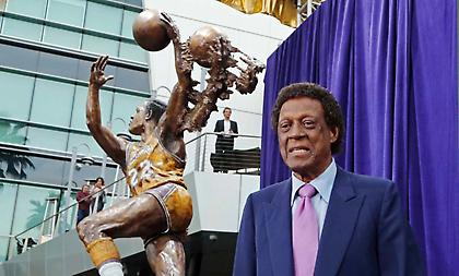 Αποκαλυπτήρια στο άγαλμα του Μπέιλορ από τους Λέικερς (video)