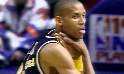 Τρέβορ Μπούκερ: Παπούτσια-φόρος τιμής στον Ρέτζι Μίλερ εν όψει playoffs (photo & video)