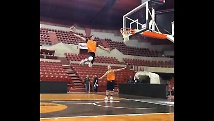 Τρομερό κάρφωμα και απίθανη ατάκα από Ντι Τζέι Στέφενς (video)