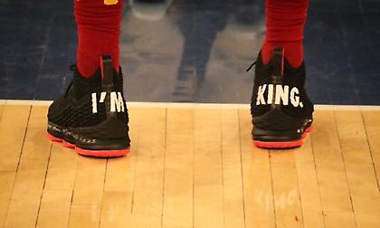 Ο Λεμπρόν τρόλαρε Καντέρ και Νικς με τα παπούτσια του (video)