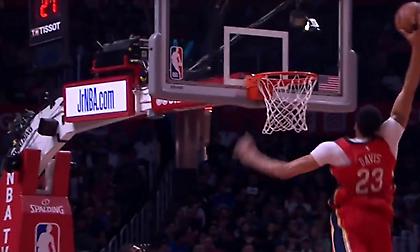 Απίστευτο κάρφωμα από Άντονι Ντέιβις (video)