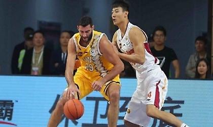 Μπουρούσης: «Και στα κινέζικα… Κώστας Μανωλάς» (video)