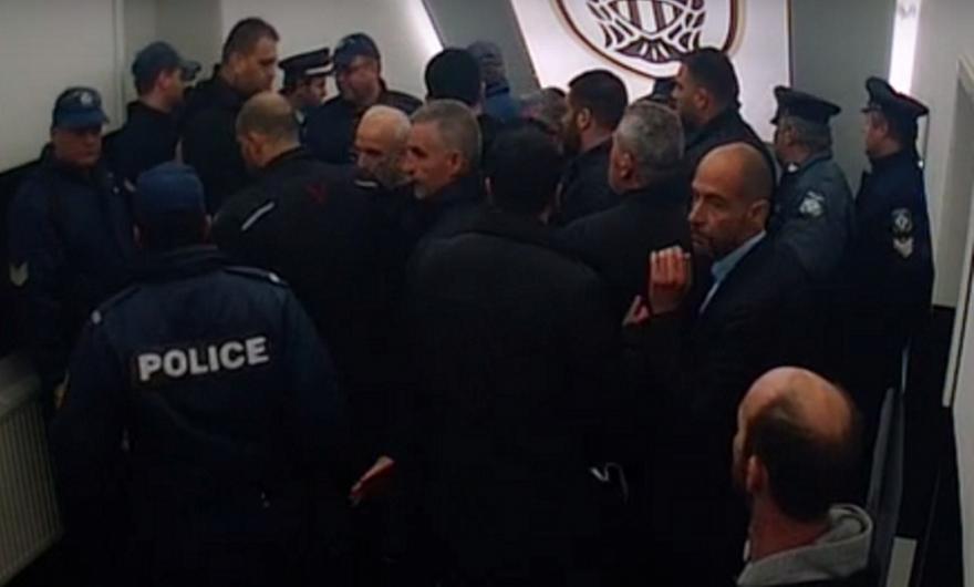 Βίντεο με τον Ιβάν Σαββίδη να προσεγγίζει τα αποδυτήρια του Κομίνη