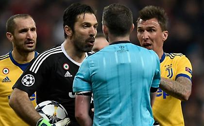 Πέναλτι ήταν, αλλά την κόκκινη γιατί τη βγάζεις κύριε Όλιβερ;