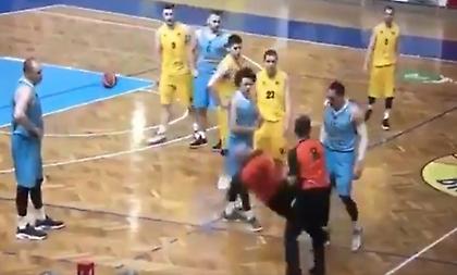 Απίστευτο θέατρο από διαιτητή στην Τσεχία (video)