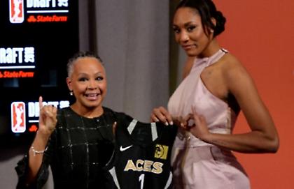 Η έκπληξη του Γκρίφιν στην παίκτρια που επελέγη στο «1» του ντραφτ (video)