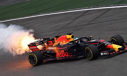 Πήρε φωτιά η φόρμουλα του Ρικιάρντο (video)