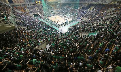 Οπαδοί στην προπόνηση του ΠΑΟ: «Το ΟΑΚΑ θα είναι φωτιά με Ρεάλ. Είμαστε δίπλα σας»