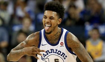 Πήγε με... μποξεράκι και ρόμπα στο γήπεδο ο Γιανγκ! (video)