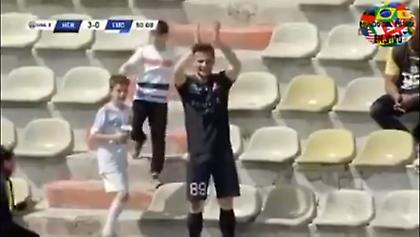 «Θεούλης»: Πήγε στην εξέδρα και… χειροκρότησε το γκολ του!