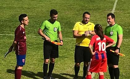 Μοναδική στιγμή: Κορίτσι αρχηγός σε ανδρική εφηβική ομάδα