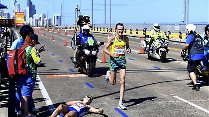 Βίντεο: Δρομέας καταρρέει λίγο πριν τερματίσει πρώτος σε Μαραθώνιο στην Αυστραλία