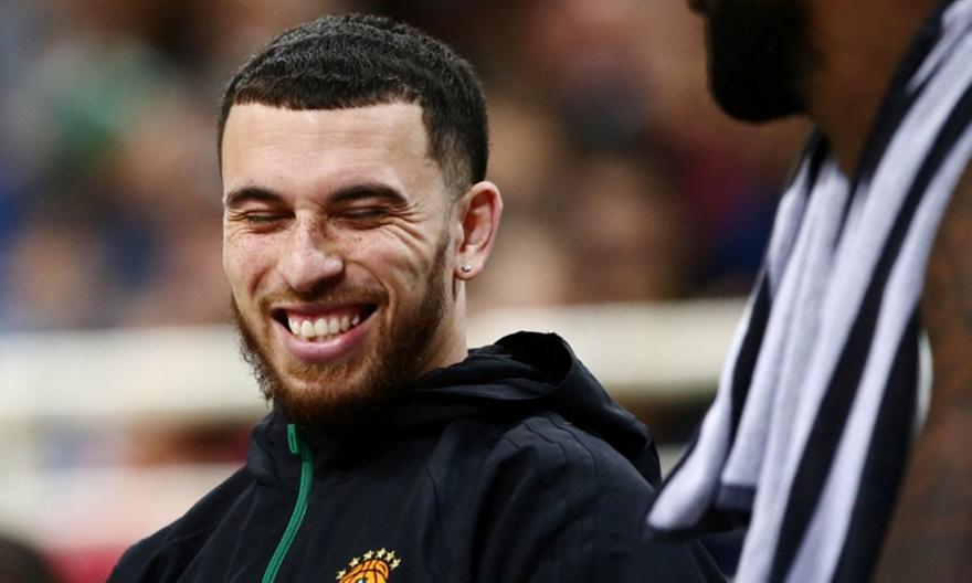 Κλαίει από τα… γέλια με Μακάμπι ο Μάικ Τζέιμς (pic)