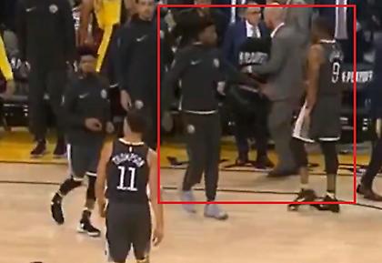 Ο Ιγκουοντάλα τον αγνόησε και ο Μπελ έκανε high five μόνος του (video)