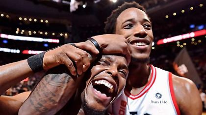 Με ηγέτη τον ΝτεΡόζαν το 2-0 οι Ράπτορς