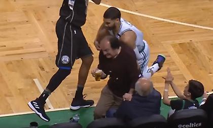 Φίλαθλος-«μύθος» σώζει την μπίρα του παρά τη σύγκρουση με τον Τέιτουμ των Σέλτικς