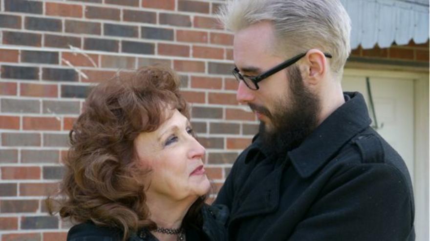 Ο έρωτας χρόνια δεν κοιτά: «Είναι φοβερή ερωμένη», παραδέχεται 19χρονος για την 72χρονη σύντροφό του