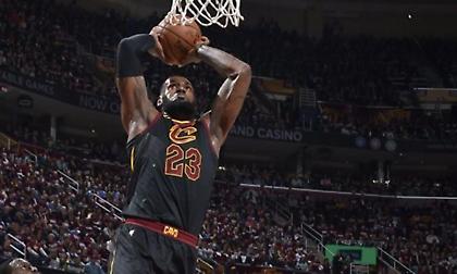 Απίστευτος ο ΛεΜπρον: Νίκησε... μόνος του τους Πέισερς