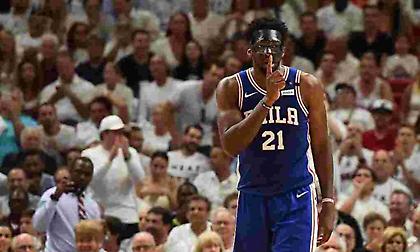 Η επιβλητική εμφάνιση του μασκοφόρου Εμπίντ (video)