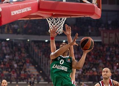 Ντέιβις: «Δεν μπορούμε να ελέγξουμε τις αποφάσεις των διαιτητών»