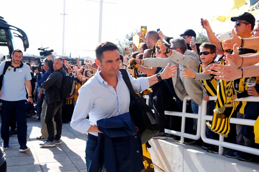 Αποθέωση για την ΑΕΚ κατά την άφιξή της στο ΟΑΚΑ  (video/pics)