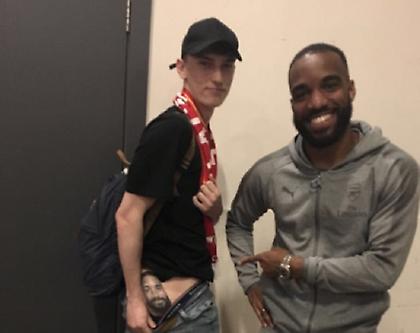 Ο Λακαζέτ με θαυμαστή που έκανε τατουάζ το πρόσωπό του στα οπίσθια (pic)