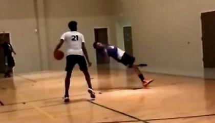 Παίκτης Γυμνασίου στις ΗΠΑ «έστειλε» για… σπίρτα συμπαίκτη του (video)