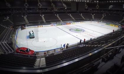 Απίθανο βίντεο: Το γήπεδο της Ζαλγκίρις μετατρέπεται από… παγοδρόμιο ξανά σε παρκέ