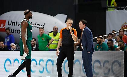 Αποθέωση για Πασκουάλ και παίκτες, αποδοκιμασίες για τους διαιτητές από οπαδούς στη Μαδρίτη