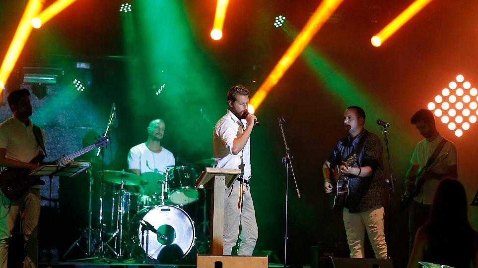 Με Ξυλούρη, Sinatra, μπαλάντες και τσιφτετέλια το πάρτι της ένωσης στο Survivor