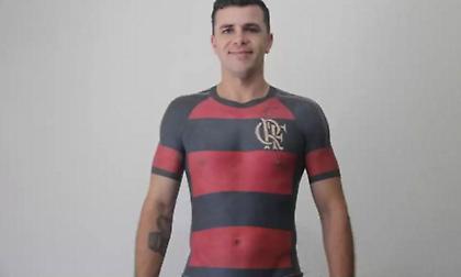 Έκανε τατουάζ σε όλο το σώμα τη φανέλα της ομάδας του! (video)