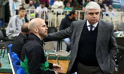 Η Ευρωλίγκα απαγόρευσε στον Μάνο Παπαδόπουλο να κάθεται στον πάγκο