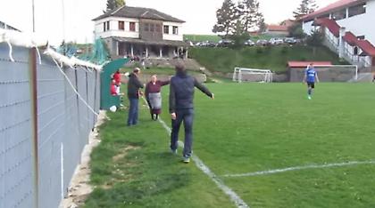 «Ντου» γιαγιάς σε αγώνα τοπικού πρωταθλήματος (video)