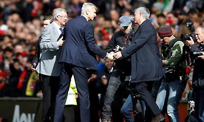 Ο Φέργκιουσον κάλεσε τον Μουρίνιο και τίμησαν μαζί τον Βενγκέρ (video)