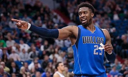 Έμεινε στους Μάβερικς ο Μάθιους