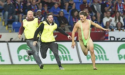 Επικό «ντου» οπαδού με μαγιό… Μπόρατ (video/pics)