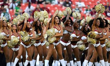 Καταγγελία σοκ από τις τσιρλίντερ των Redskins: «Μας ανάγκαζαν να ποζάρουμε τόπλες»
