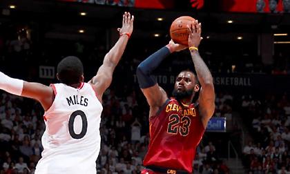 Τους τάραξε στα fadeaway κι έκανε ρεκόρ ο Λεμπρόν (video)