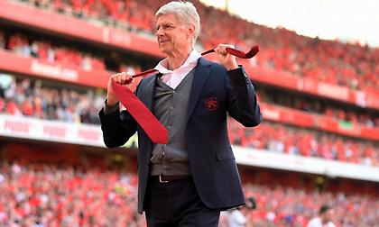 Ο Βενγκέρ φεύγει από τον πάγκο και πάει στο… πέταλο!