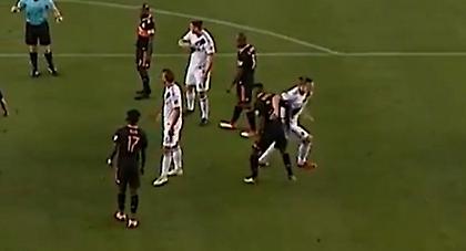 Ύπουλο χτύπημα από Ζλάταν σε αντίπαλο (video)