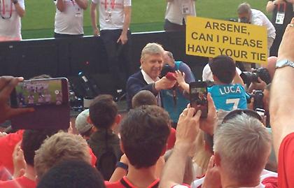 Ο Βενγκέρ χαρίζει τη γραβάτα του σε πιτσιρικά που τη ζήτησε (video)