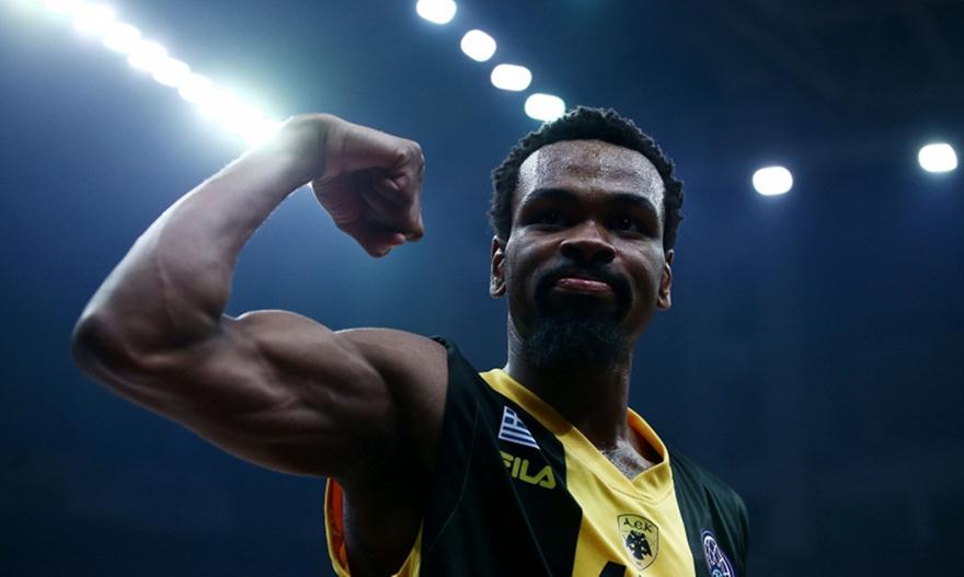 Ο Πάντερ ενορχηστρώνει την κερκίδα (video)