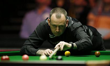 Τα… πέταξε όλα στη συνέντευξη Τύπου (video)