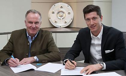 Ρουμενίγκε: «Θα παίζει και του χρόνου στη Μπάγερν ο Λεβαντόφσκι»