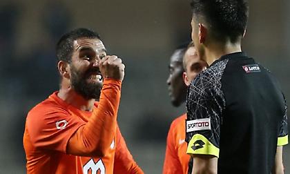 Εξοντωτική ποινή 16 αγωνιστικών στον Αρντά Τουράν για το σπρώξιμο στον επόπτη! (video)