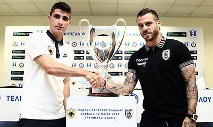 Η κοινή φωτογράφιση των αρχηγών ΑΕΚ και ΠΑΟΚ με το Κύπελλο