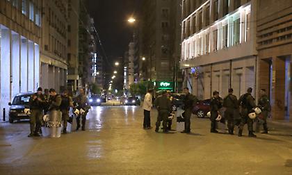 Τρεις αστυνομικοί τραυματίες, ένας οπαδός μαχαιρωμένος!